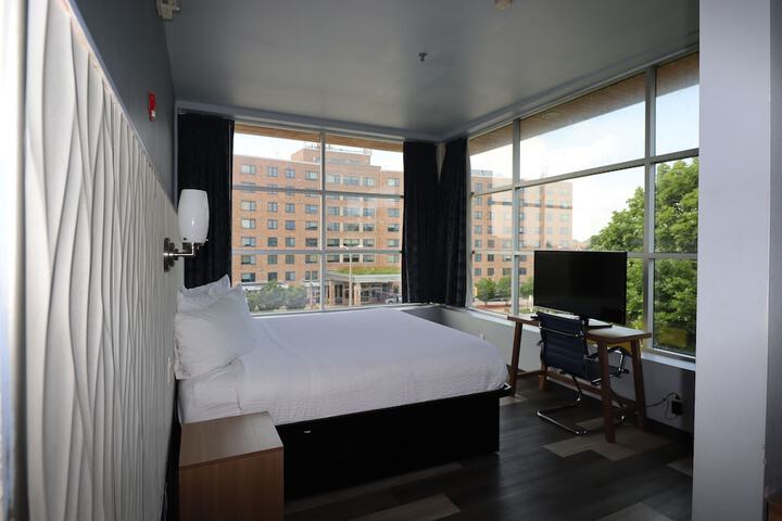 Days Inn & Suites by Wyndham Milwaukee