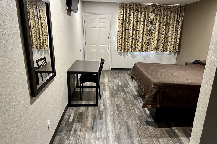 Room 33 of 46