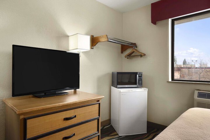 Room 10 of 26