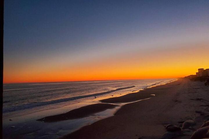Sand & Sea: Beach Views For Miles!