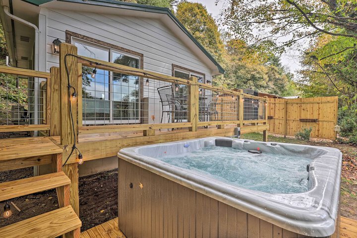 Hilltop Hideaway w / Scenic Views & Hot Tub!