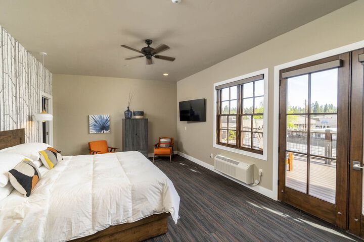 Ski Inn Taphouse Hotel