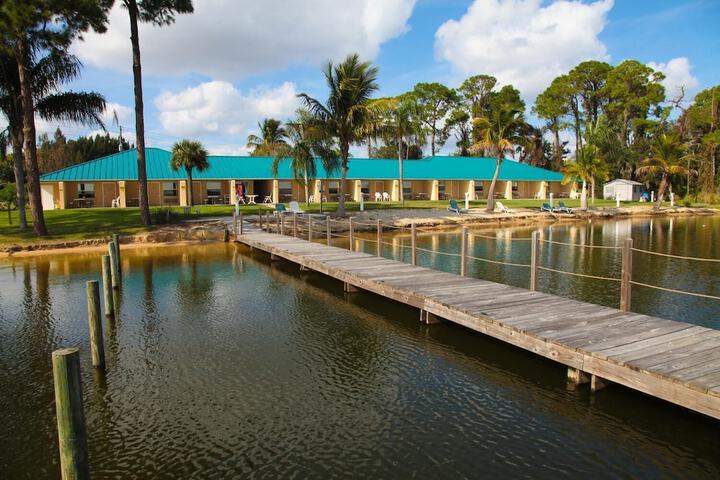 Lake Grassy Inn & Suites