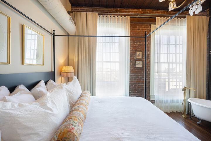 Hotel Cleo Knoxville Downtown, a Tribute Portfolio Hotel