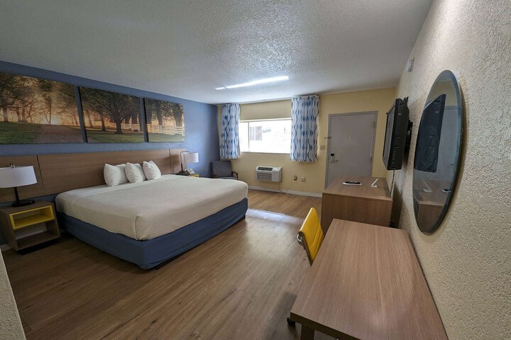 Room 6 of 24