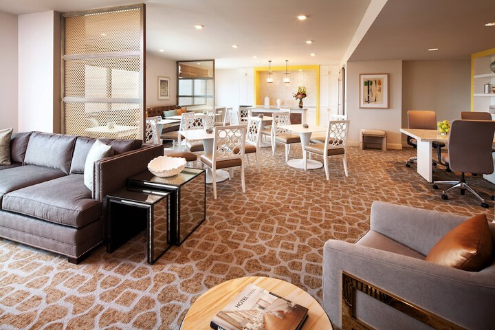 Lounge 32 of 36