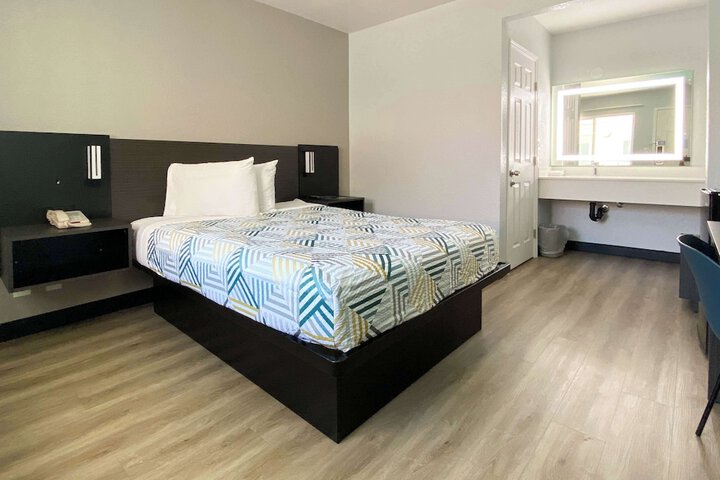 Room 10 of 25