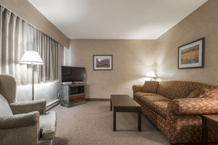 Econo Lodge Inn & Suites