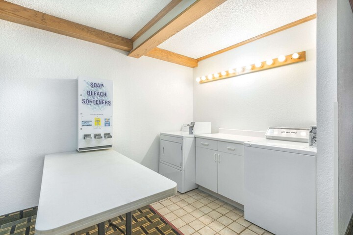 Super 8 by Wyndham Twinsburg / Cleveland Area