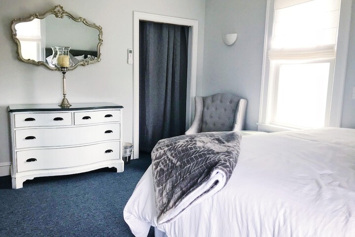 Room 33 of 183