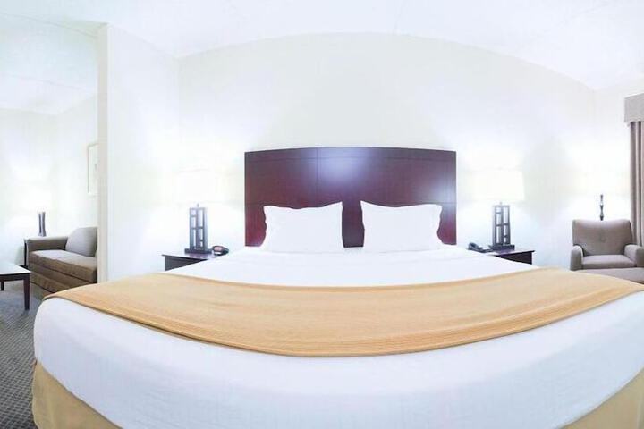 Holiday Inn Express & Suites Chicago West - OHare Arpt Area by IHG