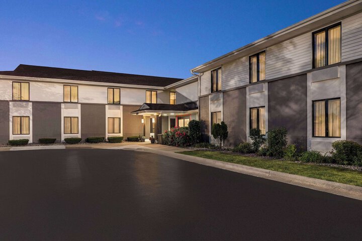 Super 8 by Wyndham Germantown / Milwaukee