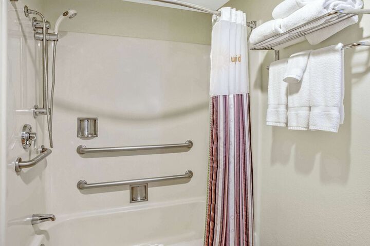 La Quinta Inn & Suites by Wyndham Stamford / New York City