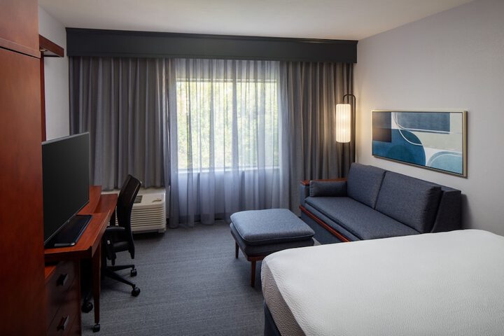 Courtyard by Marriott Charleston Downtown / Civic Center