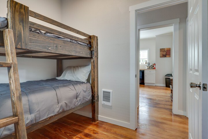 Lafayette Townhome: Cozy Retreat w / Private Patio