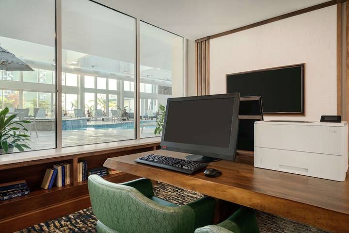 Business Center 109 of 112