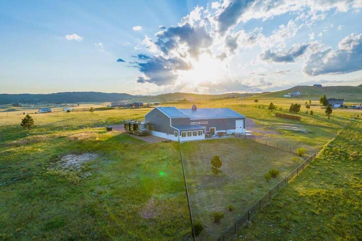 Black Hills Barndo-Hot Tub & Massage Chair