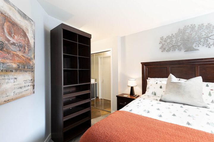 Room 9 of 32