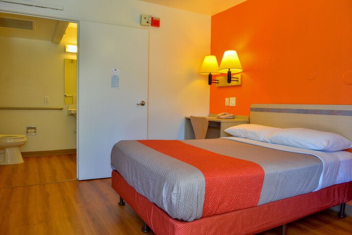 Room 13 of 34
