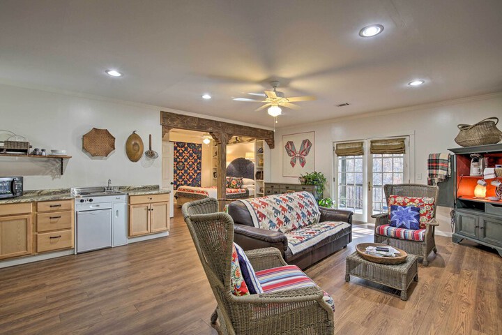 Cozy & Quiet Studio w / Porch Near Scenic Railway!