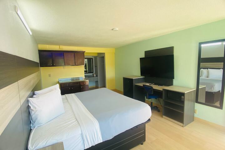 Room 25 of 28