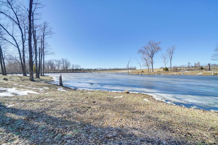Pond-view Cabin Near Louisville on Racehorse Farm!