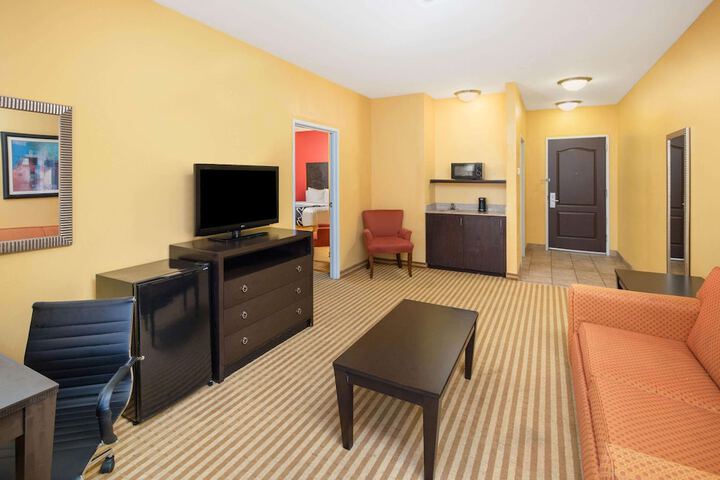 La Quinta Inn & Suites by Wyndham Atlanta-Union City