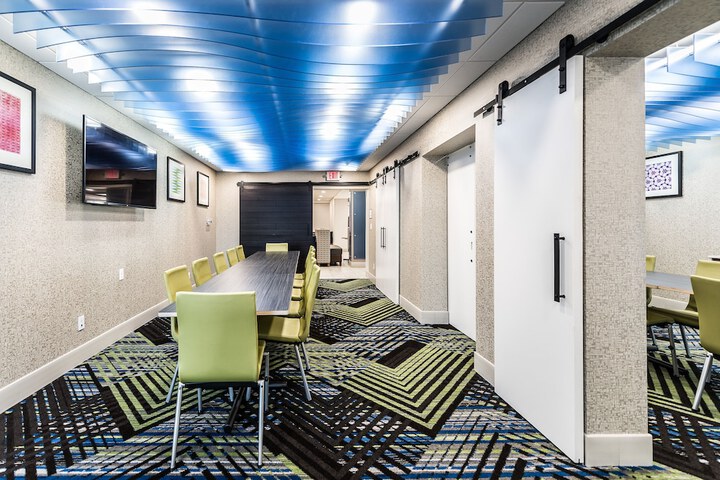 Holiday Inn Express Flint-Campus Area by IHG