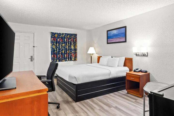 Travelodge Suites by Wyndham MacClenny