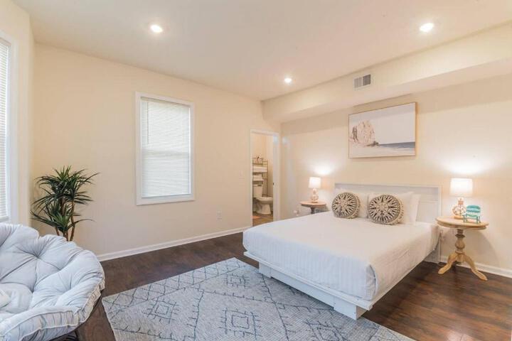2 Blocks from Beach-Sleeps 16