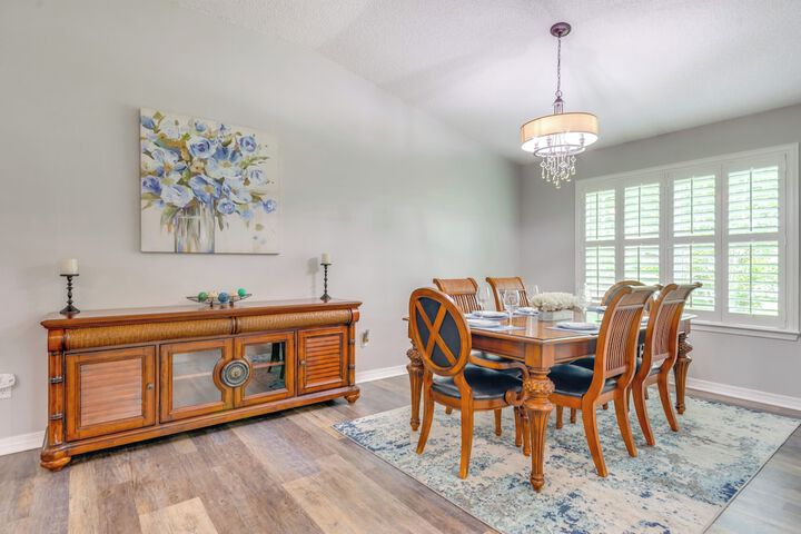Spacious Home w / Sunroom 15 Mi to Pensacola!