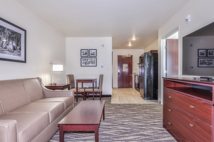Cobblestone Hotel & Suites - Waukesha / West Milwaukee