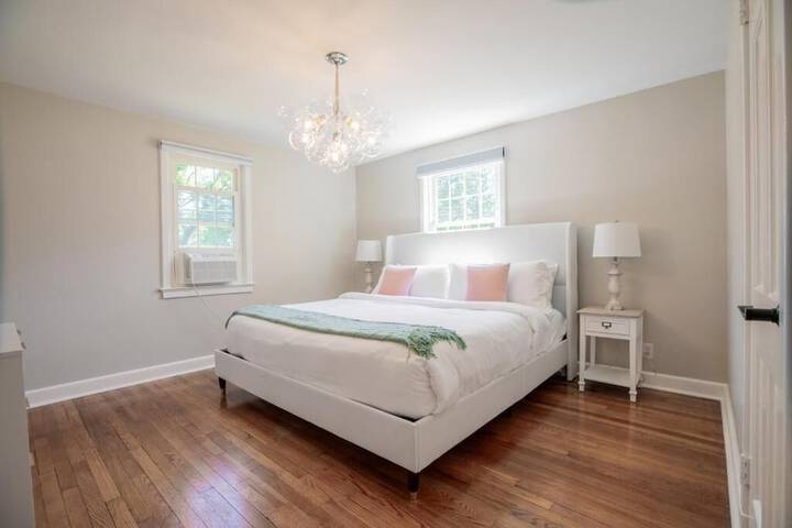 Family Cottage with 4 King Beds