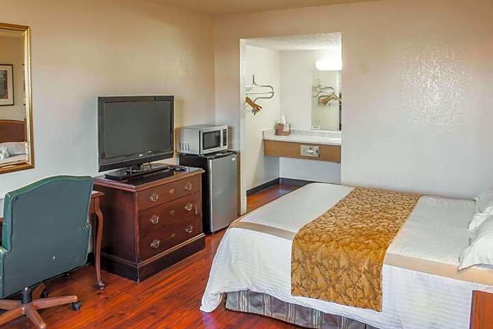 Rodeway Inn & Suites