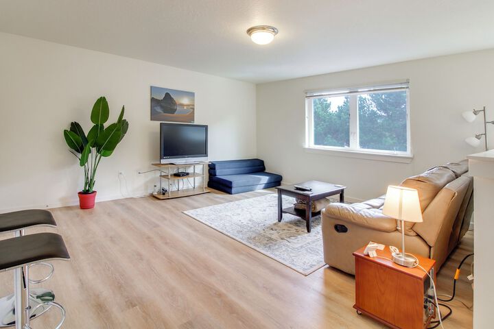 Spacious Bandon Getaway - 2 Blocks to Ocean!