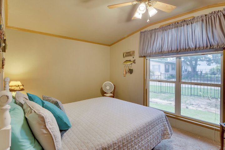 Cozy Lake Eufaula Hideaway w / Fire Pit & Hot Tub!