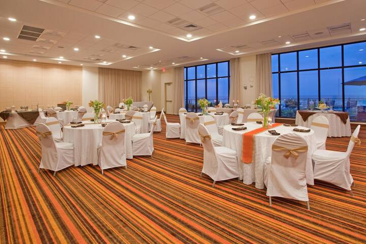 Ballroom/Hall 130 of 146