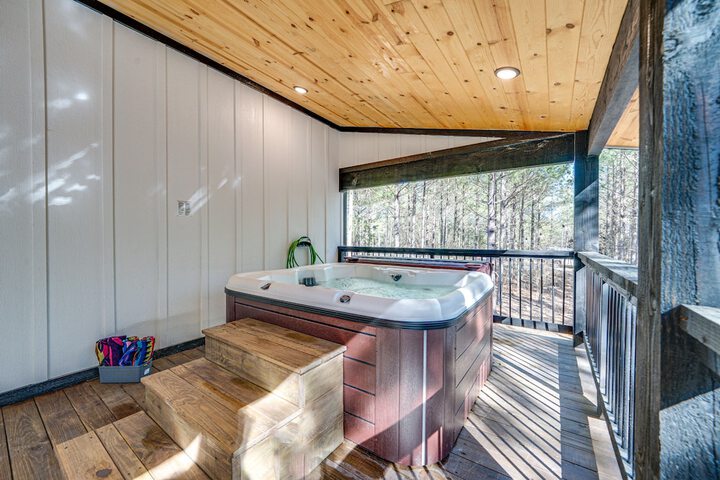 Near New Casino: Broken Bow Cabin w / Hot Tub