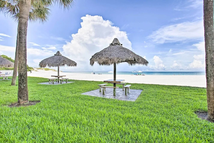 Beachfront Redington Shores Condo w / Pool!