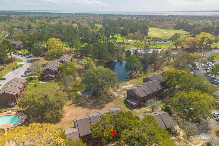 Lakeside Villa - Quite Location walk to the Country Club