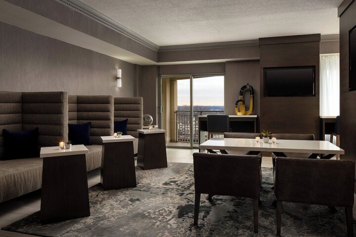 Lounge 41 of 48