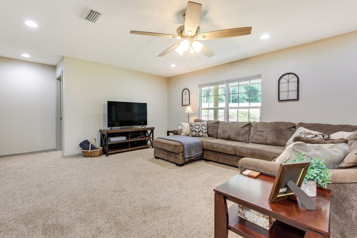 Rural Retreat w / Covered Porch Near Jackson