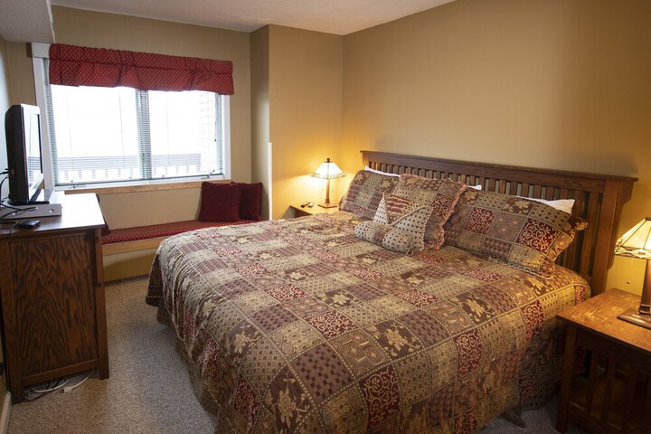 1br Ski-in Ski-out With King Bed- Okemo Mtn Lodge 1 Bedroom Condo by RedAwning