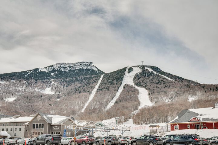 Ski-in Resort Family Condo w / Deck at Jay Peak!