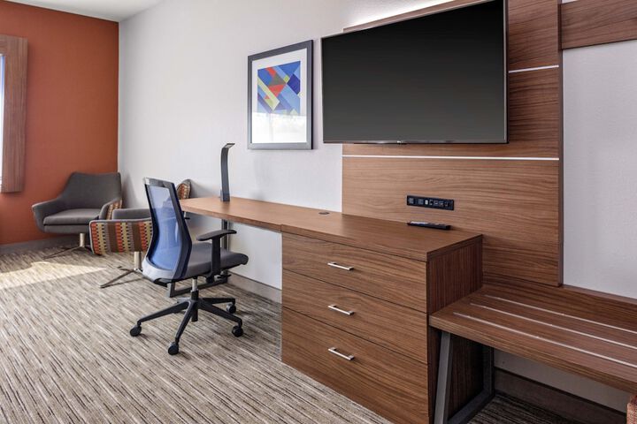 Holiday Inn Express & Suites Madison by IHG