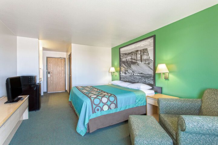 Room 8 of 25