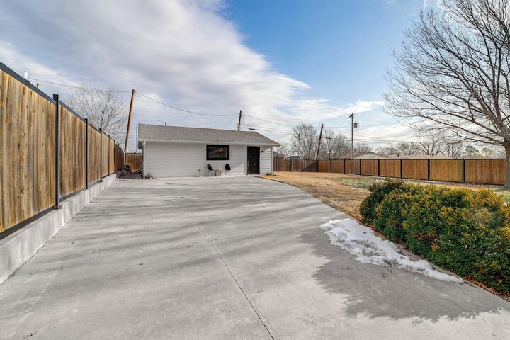 Central & Modern Studio w / Workspace in Owasso!