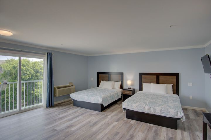 Room 5 of 8
