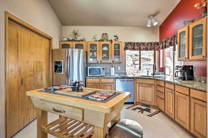 Mtn-view Cabin w / Deck 3 Mi to Cripple Creek!