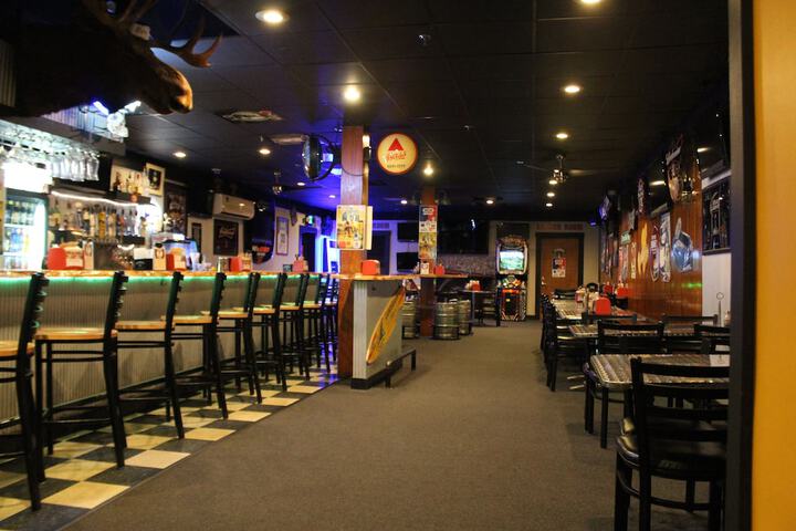 Lounge 11 of 14